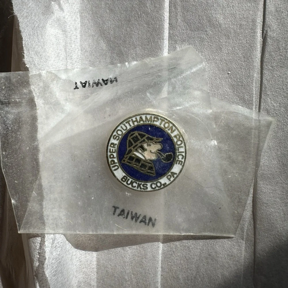 NEW VTG Upper Southampton Police Bucks Co Pennsylvania Pin‎ Gold Tone Blue White
